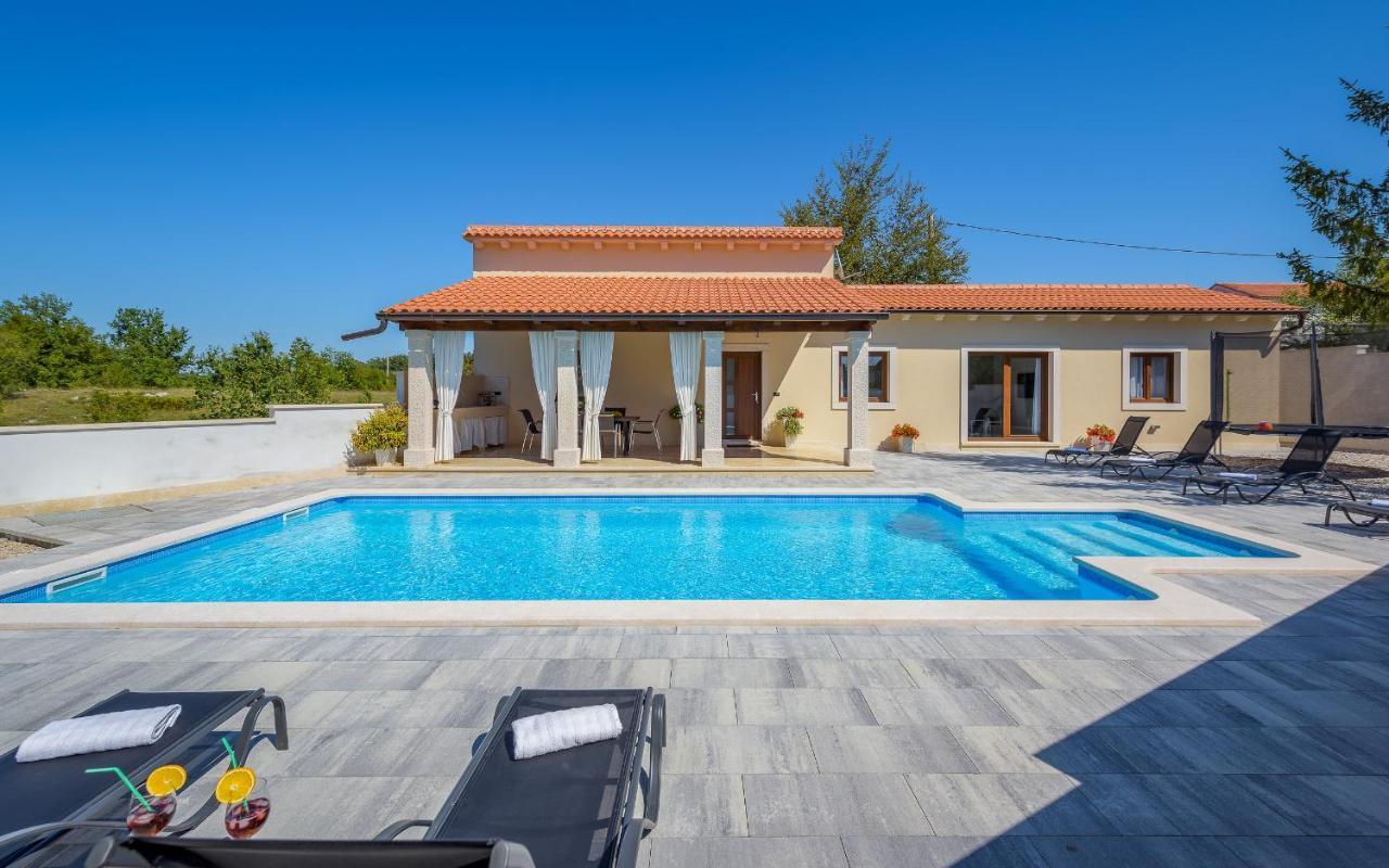 Villa Desapemani Zminj ภายนอก รูปภาพ