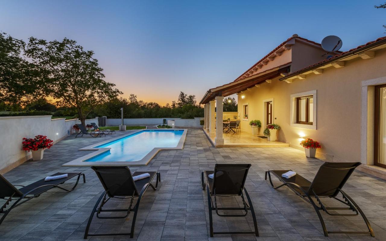 Villa Desapemani Zminj ภายนอก รูปภาพ