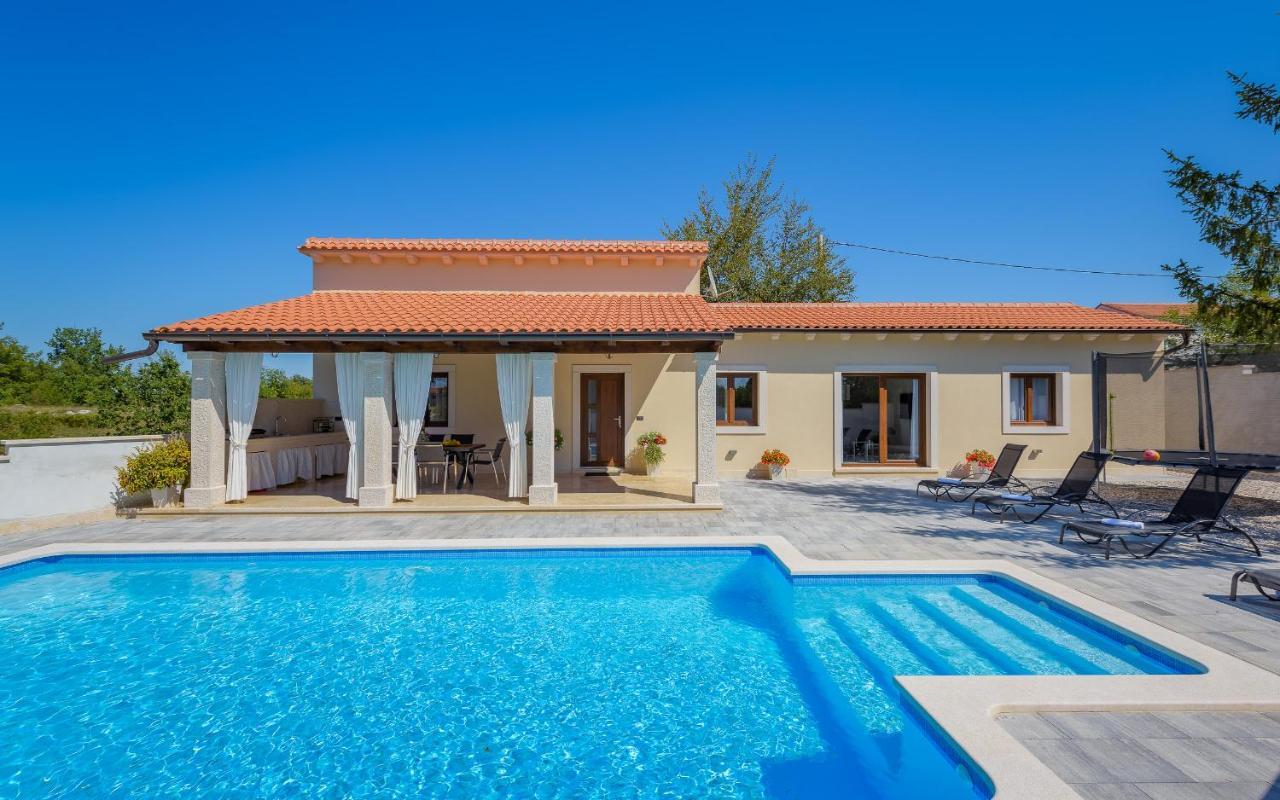 Villa Desapemani Zminj ภายนอก รูปภาพ