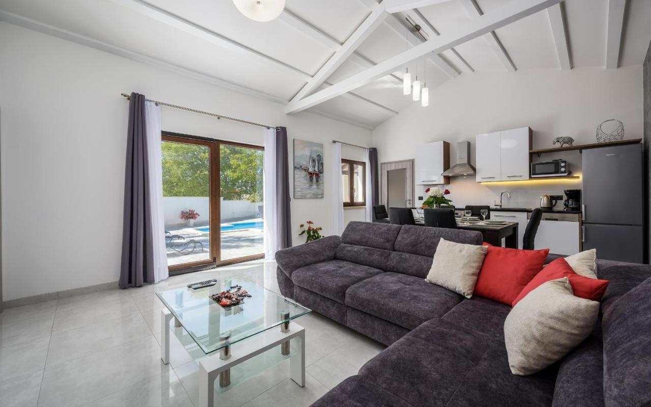 Villa Desapemani Zminj ภายนอก รูปภาพ