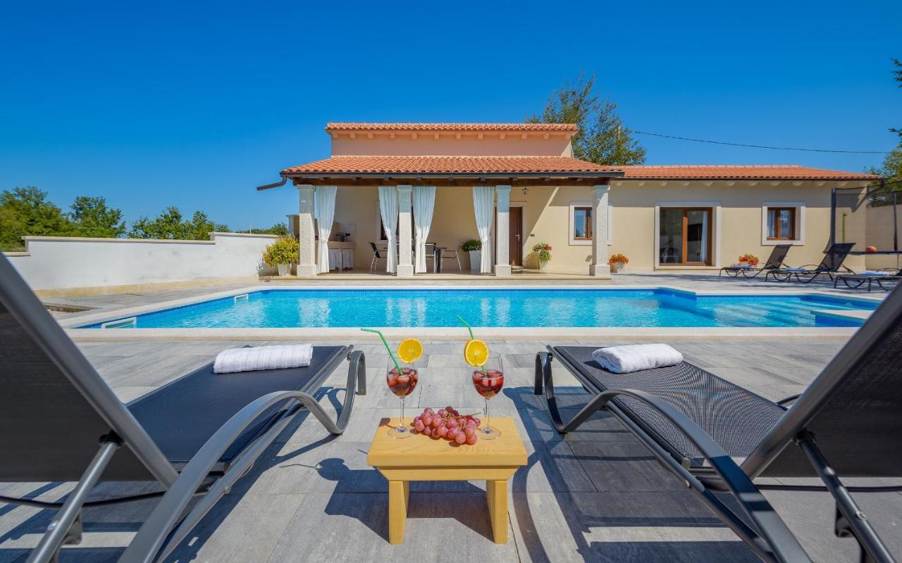 Villa Desapemani Zminj ภายนอก รูปภาพ