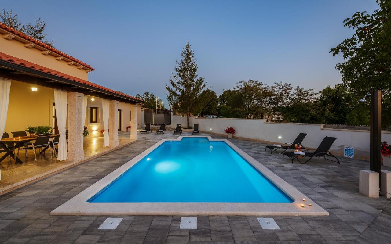 Villa Desapemani Zminj ภายนอก รูปภาพ