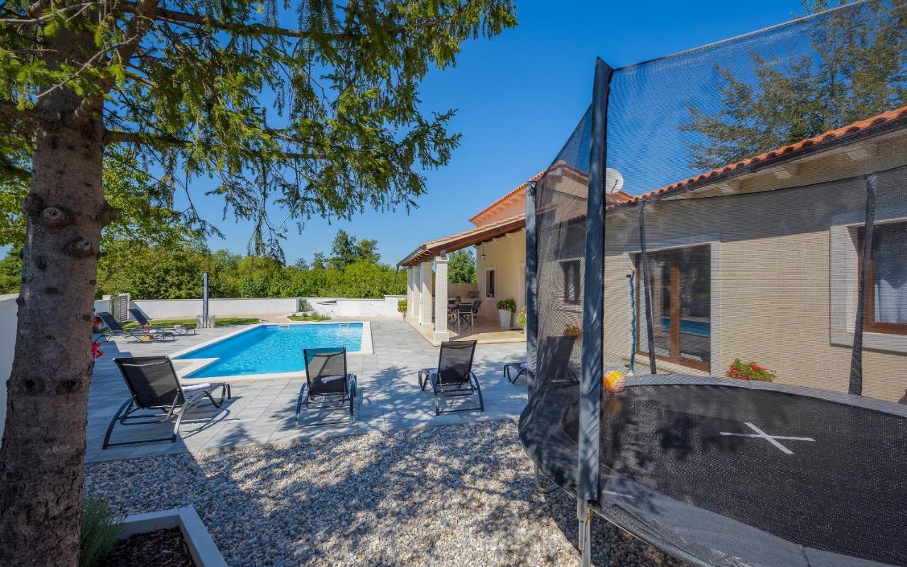 Villa Desapemani Zminj ภายนอก รูปภาพ