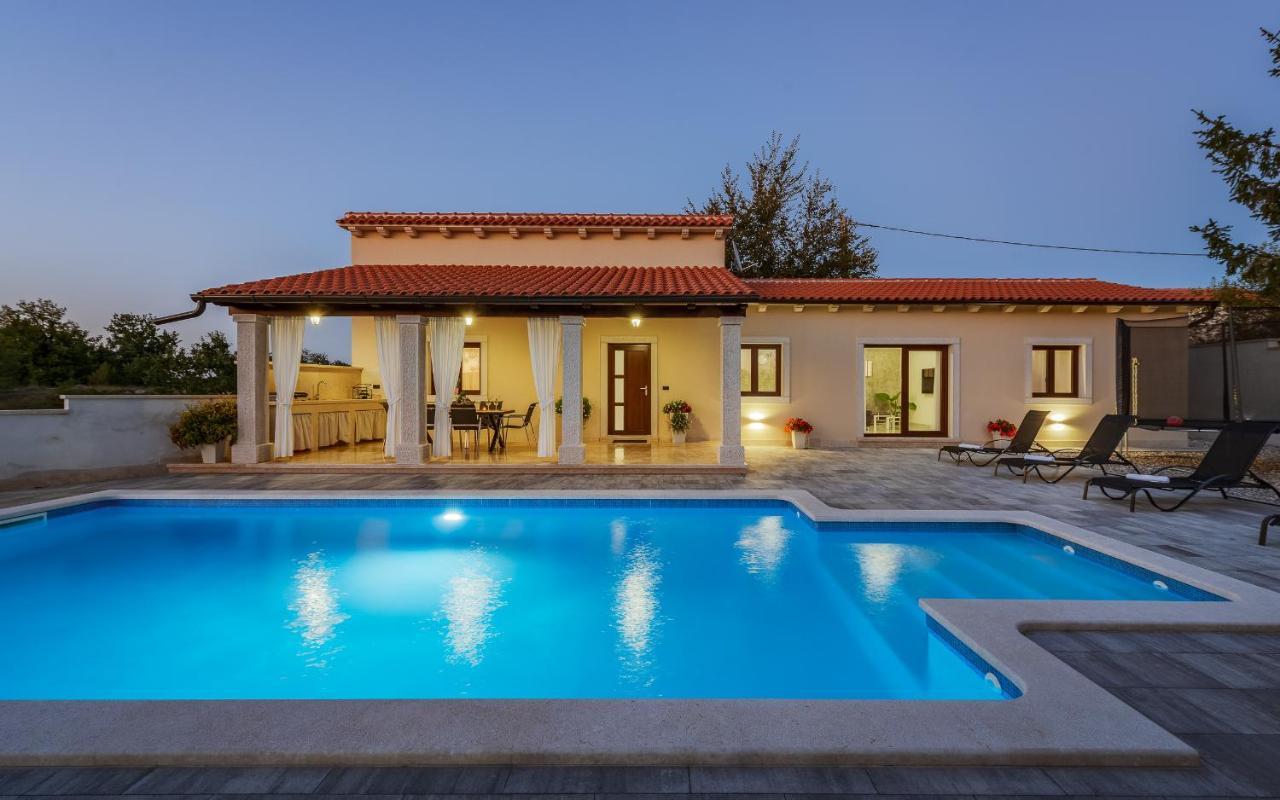 Villa Desapemani Zminj ภายนอก รูปภาพ