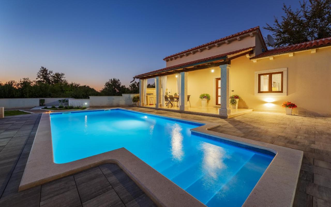 Villa Desapemani Zminj ภายนอก รูปภาพ
